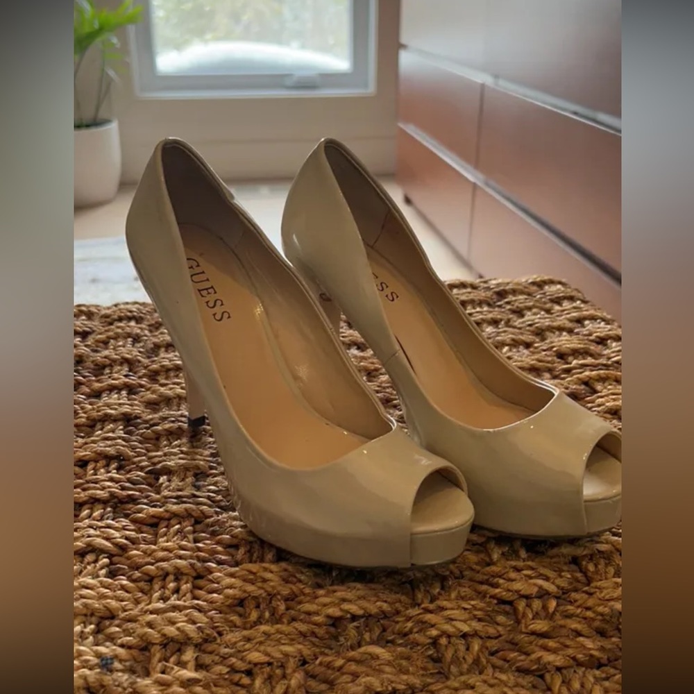 Guess pump shoes